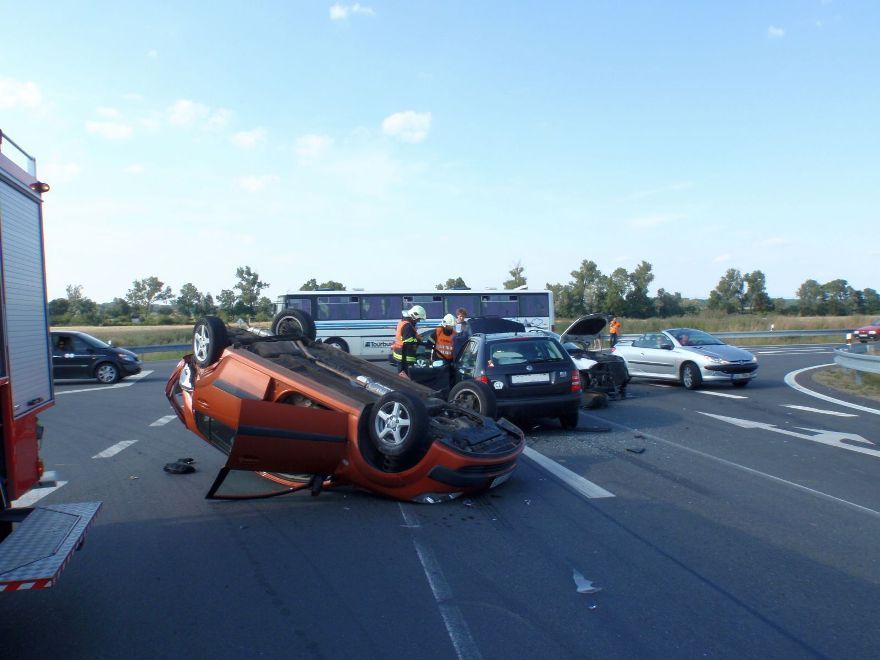 Nehoda tří aut zablokovala dálnici D1