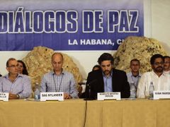 Vyjednávač kolumbijské vlády Humberto de la Calle a zástupce FARC Ivan Marquez během společného prohlášení v kubánské Havaně.