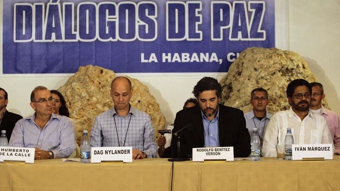 Vyjednávač kolumbijské vlády Humberto de la Calle a zástupce FARC Ivan Marquez během společného prohlášení v kubánské Havaně.