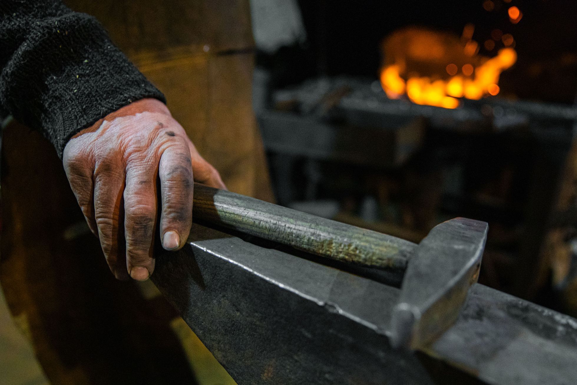 Kovář, platnéř Petr Brožek, výroba plátové zbroje a helmy