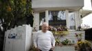 Vernon Van Wie, 91, who is partially blind, stands outside his trailer in which he has lived for 20 years, in Village Trailer Park in Santa Monica, California July 13, 2012. Developer Marc Luzzatto wants to relocate residents from the trailer park to make way for nearly 500 residences, office space, stores, cafes and yoga studios, close to where a light rail line is being built to connect downtown Los Angeles to the ocean. Village Trailer Park was built in 1951, and 90 percent of its residents are elderly, disabled or both, according to the Legal Aid Society. Many have lived there for decades in old trailers which they bought. The property is valued at as much as $30 million, according the LA Times. REUTERS/Lucy Nicholson (UNITED STATES - Tags: POLITICS REAL ESTATE BUSINESS SOCIETY TPX IMAGES OF THE DAY) Published: Čec. 14, 2012, 6:52 dop.