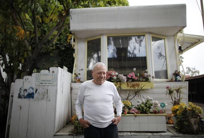 Vernon Van Wie, 91, who is partially blind, stands outside his trailer in which he has lived for 20 years, in Village Trailer Park in Santa Monica, California July 13, 2012. Developer Marc Luzzatto wants to relocate residents from the trailer park to make way for nearly 500 residences, office space, stores, cafes and yoga studios, close to where a light rail line is being built to connect downtown Los Angeles to the ocean. Village Trailer Park was built in 1951, and 90 percent of its residents are elderly, disabled or both, according to the Legal Aid Society. Many have lived there for decades in old trailers which they bought. The property is valued at as much as $30 million, according the LA Times. REUTERS/Lucy Nicholson (UNITED STATES - Tags: POLITICS REAL ESTATE BUSINESS SOCIETY TPX IMAGES OF THE DAY) Published: Čec. 14, 2012, 6:52 dop.