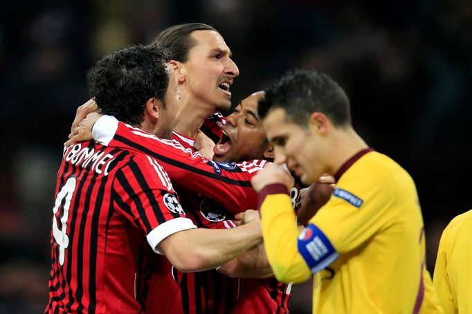 Robin van Persie přihlíží radosti Zlatana Ibrahimovice s jeho spoluhráči