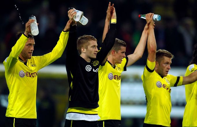 Fotbalisté Borussie Dortmund slaví vítězství v utkání Bundesligy 2012/13 s Borussií Mönchengladbach.