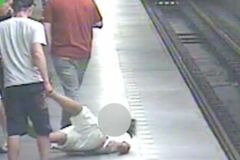 Policie díky svědkům našla mladíky, kteří brutálně zbili muže v pražském metru. Svého činu litují