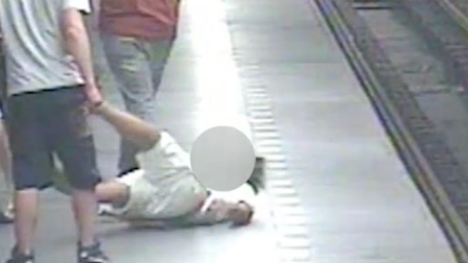Útočníci v metru brutálně napadli muže. Ten utrpěl vážné zranění obličeje