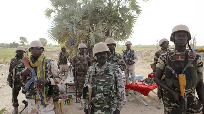Proti Boko Haram často bojují i vojáci nigerijské armády (ilustrační foto).