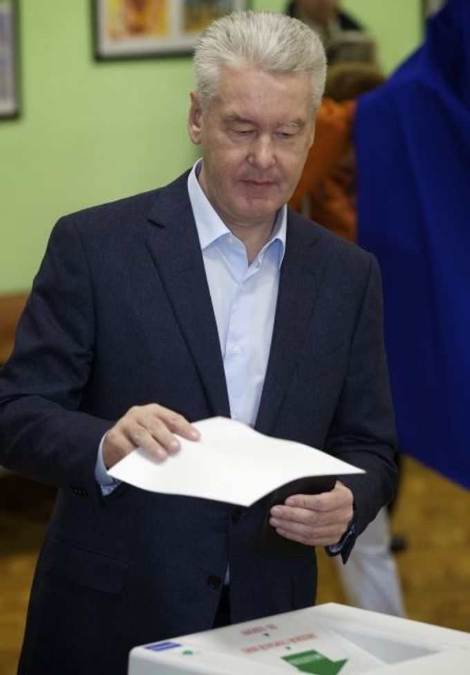 Sergej Sobjanin v hlasovací místnosti u voleb moskevského starosty.