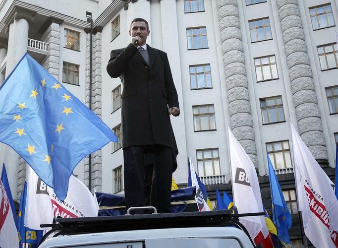 Předseda opoziční strany UDAR a boxerský šampion Vitalij Kličko hovoří v Kyjevě na demonstraci, požadující podpis asociační dohody s EU.