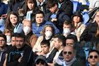 Fotbaloví fanoušci na stadionu v Římě s ochrannými rouškami. (29. 2. 2020)