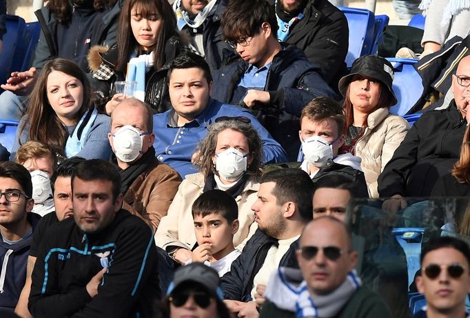 Fotbaloví fanoušci na stadionu v Římě s ochrannými rouškami. (29. 2. 2020)