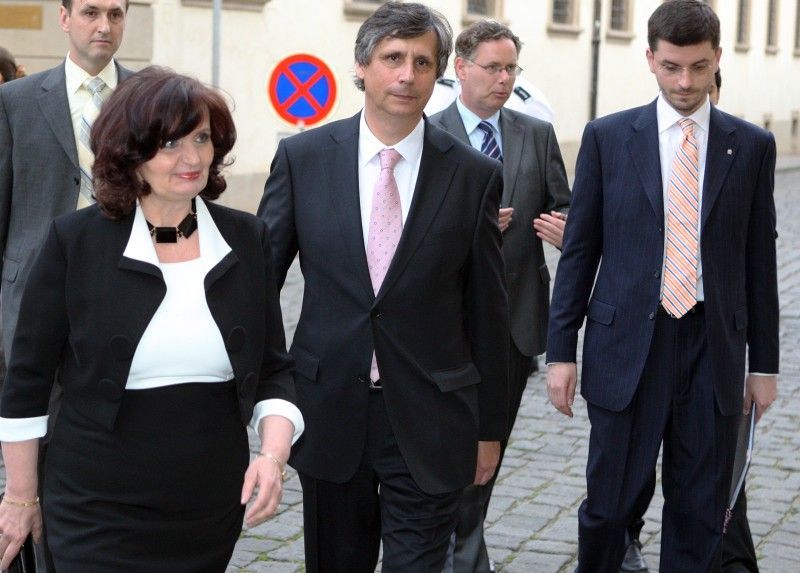 uvádění ministrů