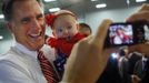 Republican presidential nominee Mitt Romney poses for a photograph with a baby from the audience at a campaign rally in Doswell, Virginia November 1, 2012. REUTERS/Brian Snyder (UNITED STATES - Tags: POLITICS ELECTIONS USA PRESIDENTIAL ELECTION) Published: Lis. 1, 2012, 7:37 odp.