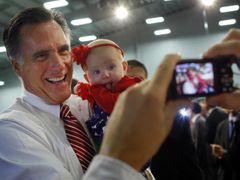 Republican presidential nominee Mitt Romney poses for a photograph with a baby from the audience at a campaign rally in Doswell, Virginia November 1, 2012. REUTERS/Brian Snyder (UNITED STATES - Tags: POLITICS ELECTIONS USA PRESIDENTIAL ELECTION) Published: Lis. 1, 2012, 7:37 odp.