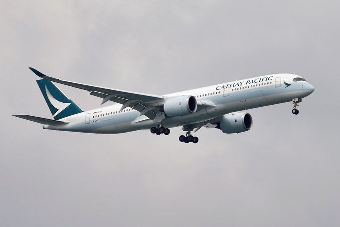 Airbus A350-900 aerolinií Cathay Pacific Airways při letu nad Singapurem