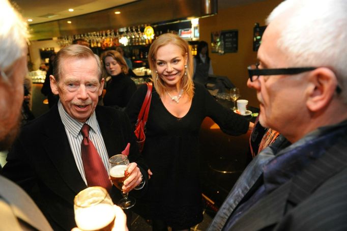 Václav Havel, jeho žena Dagmar a Jan Foll na Febiofestu, 2009.