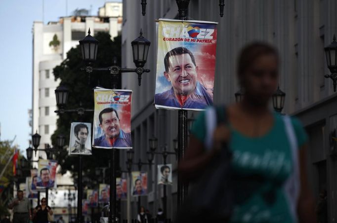 A woman walks past electoral banners promoting Venezuela's President Hugo Chavez, who is seeking re-election in a presidential vote on October 7, near the Bolivar plaza in downtown Caracas October 2, 2012. REUTERS/Tomas Bravo (VENEZUELA - Tags: POLITICS ELECTIONS) Published: Říj. 2, 2012, 7:19 odp.