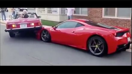 Mercedes najel při couvání na ferrari za sedm milionů