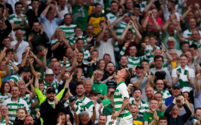 Leigh Griffiths s fanoušky Celticu Glasgow.