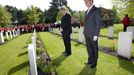 Nizozemský premiér Jan Peter Balkenende (vpravo) a kanadský premiér Stephen Harper na kanadském vojenském hřbitově v Bergen op Zoom v Nizozemsku.