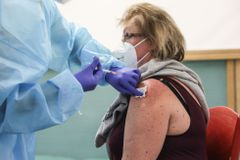 Ukončené očkování proti covidu má více než pět milionů Čechů, tempo očkování klesá
