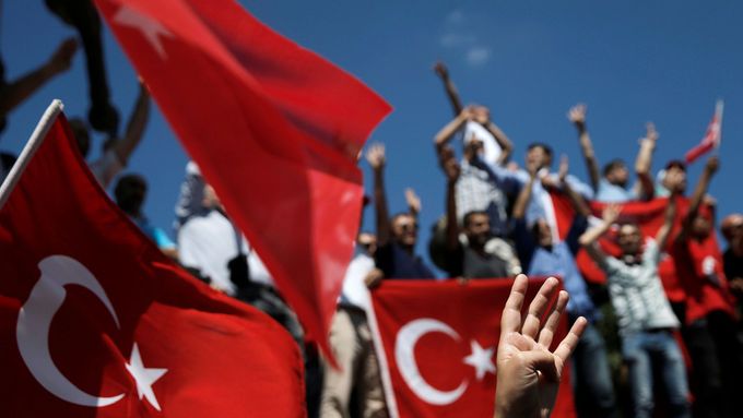 Turecko zkouší, co si k nám může dovolit, turecká armáda je druhá největší v NATO, proto zemi mnoho prochází, říká arabista Petr Kubálek