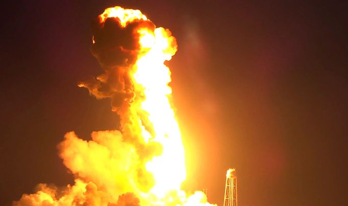 Výbuch rakety Antares na Wallops Island.