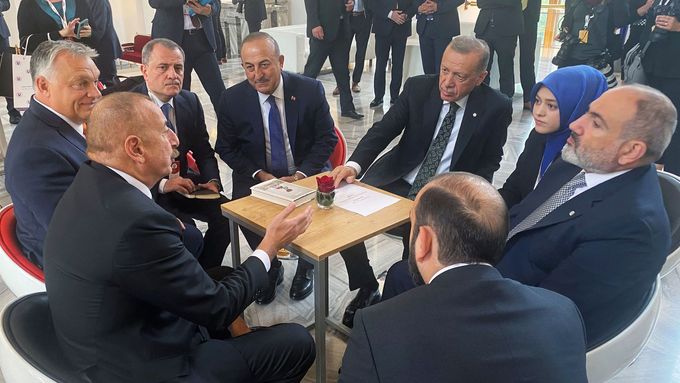 Turecký prezident Recep Tayyip Erdoğan, ázerbajdžánský prezident Ilham Alijev, arménský premiér Nikol Pašinjan a maďarský premiér Viktor Orbán na summitu v Praze.