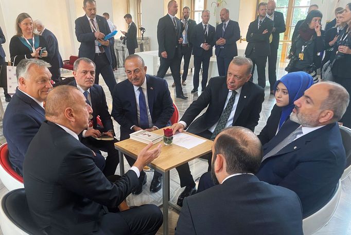 Turecký prezident Recep Tayyip Erdoğan, ázerbajdžánský prezident Ilham Alijev, arménský premiér Nikol Pašinjan a maďarský premiér Viktor Orbán na summitu v Praze.
