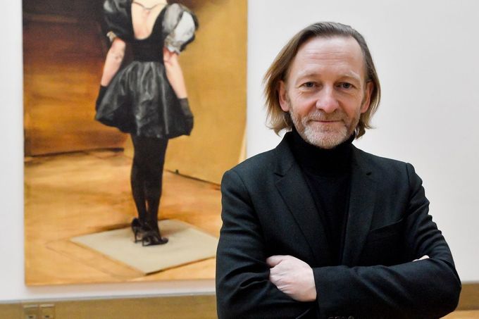 Michaël Borremans před svým obrazem v Rudolfinu.