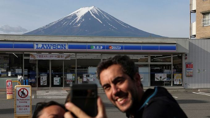 Turisté se fotografují před horou Fudži, ilustrační foto.