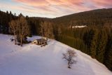 V malebné krajině Orlických hor poblíž obce Malá Zdobnice se nachází dřevostavba, kterou si mladá rodina s dětmi nechala postavit jako víkendové bydlení.