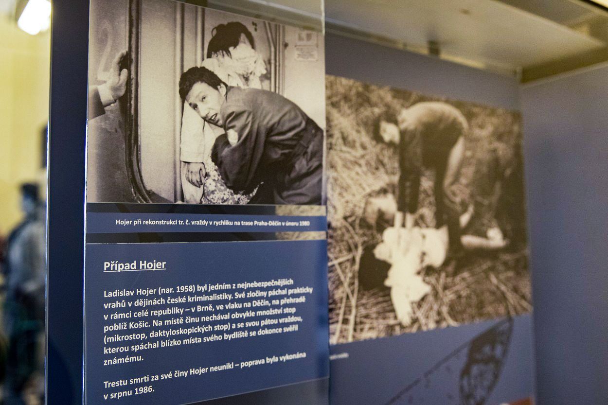Snímek z části expozice v pražském Muzeu Policie, která se věnuje případu sériového vraha Ladislava Hujera.