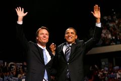 Obama znovu posílil, podpořil ho populární Edwards