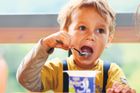 Méně cukru, ale jak? Jogurty a krémy pro děti mají kvůli EU změnit recepturu, výrobci mají obavy