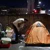Fotogalerie / V Římě kvůli koronaviru strádají bezdomovci hladem. Pomáhá jim Červený kříž