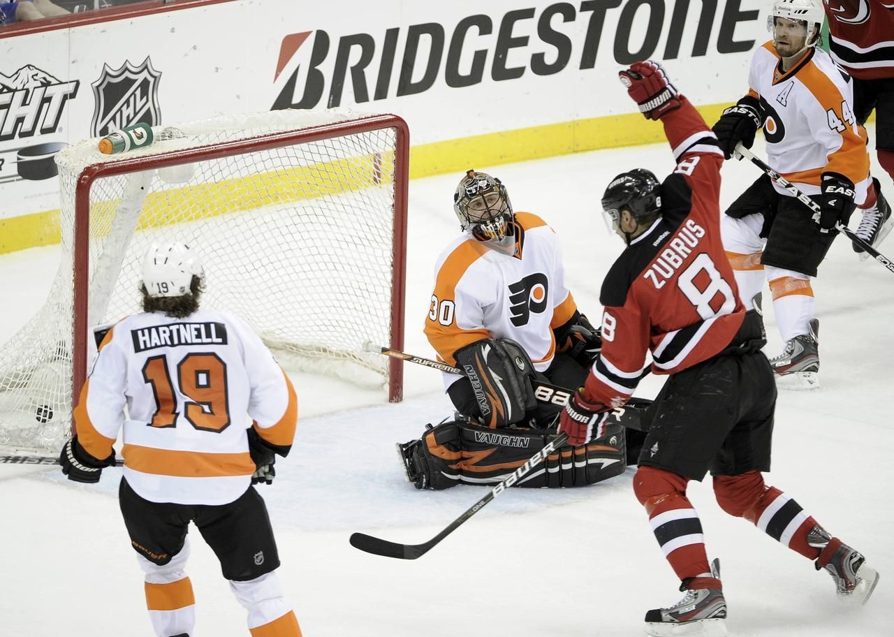 Zubrus slaví gól ve 4. zápase 2. kola play off NHL mezi New Jersey a Philadelphií