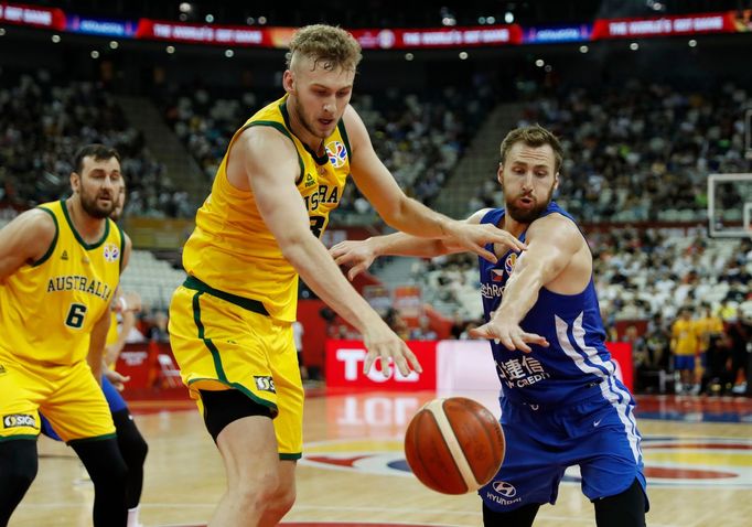 Jock Landale a Martin Kříž ve čtvrtfinále MS Česko  - Austrálie na MS 2019