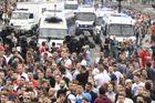 Fanoušci se před zápasem 3. předkola Evropské ligy na Spartě sešli už odpoledne na Staroměstském náměstí. Zhruba tři stovky z nich se pak vydaly na Letnou.