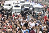 Fanoušci se před zápasem 3. předkola Evropské ligy na Spartě sešli už odpoledne na Staroměstském náměstí. Zhruba tři stovky z nich se pak vydaly na Letnou.