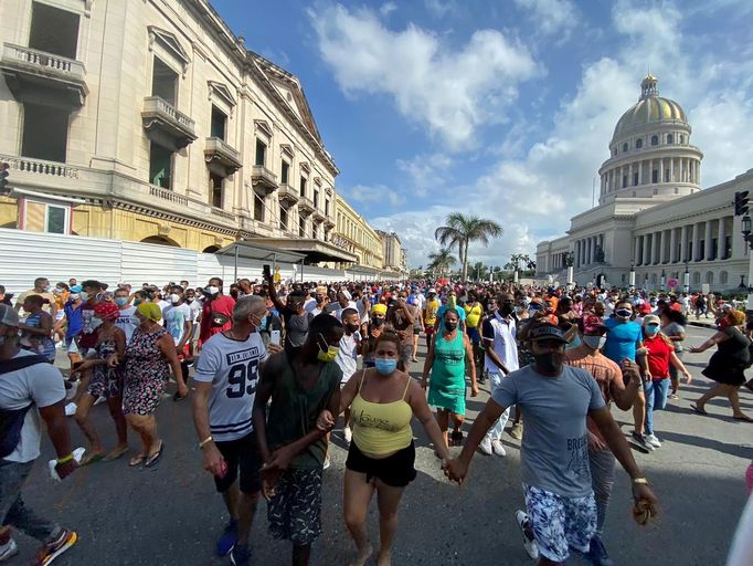 Tisíce Kubánců v neděli vyšly protestovat do ulic v několika městech v zemi.