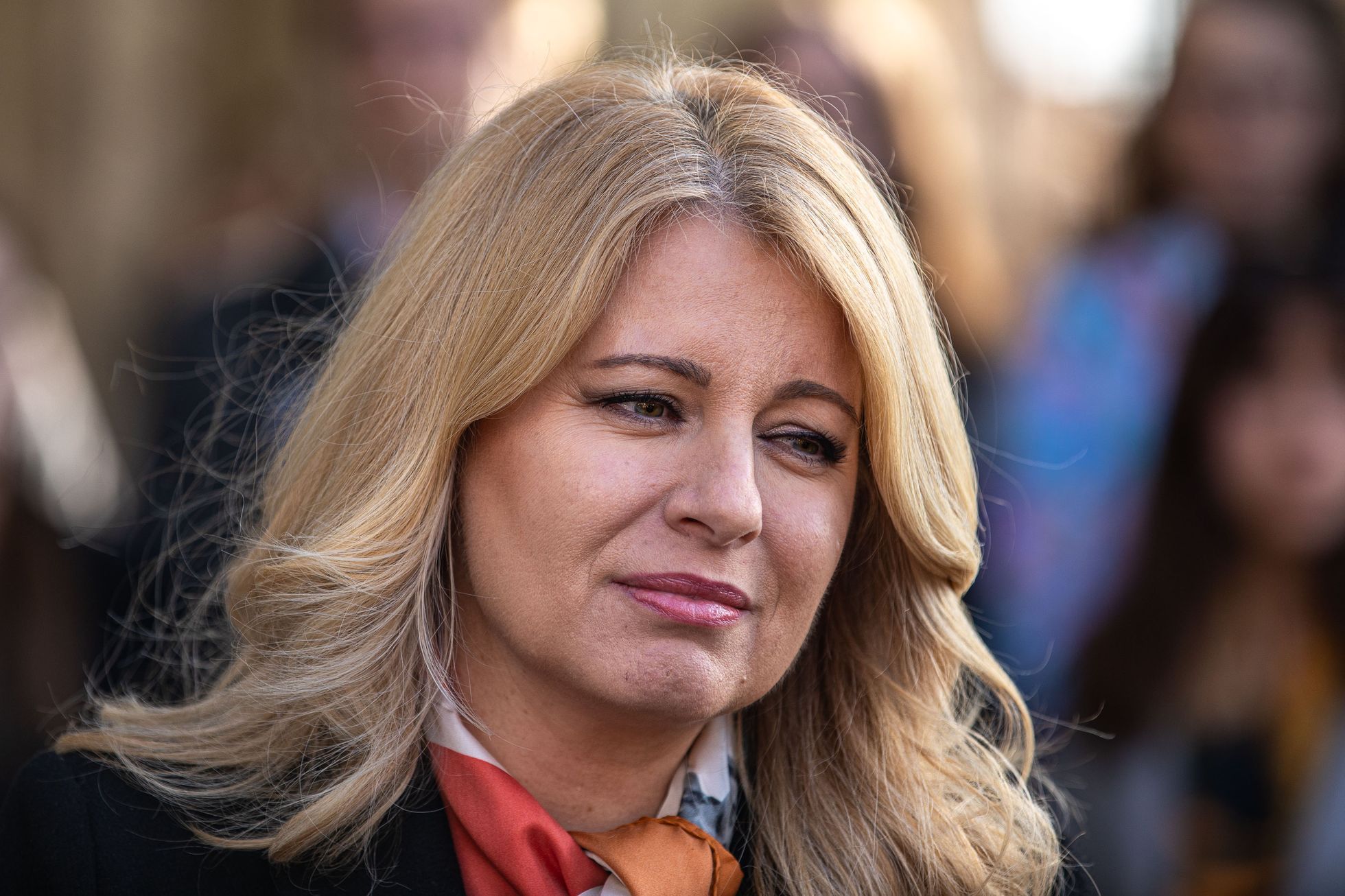 Slovenská prezidentka Zuzana Čaputová před Filozofickou fakultou v Praze