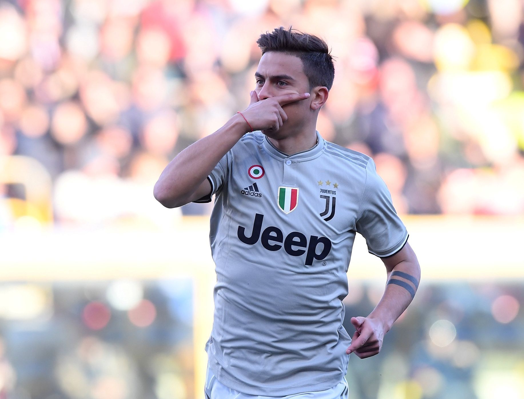 Italská fotbalová liga 2018/19, Boloňa - Juventus: Paolo Dybala slaví gól Juventusu.