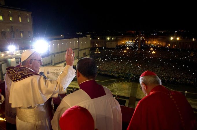 František I. a jeho první požehnání věřícím.