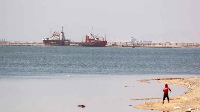 Pohled na lodě čekající kvůli zablokovanému Suezskému průplavu