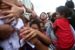 Americká armáda posílá kvůli karavaně migrantů k Mexiku tisíce vojáků