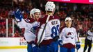 Český útočník Colorada Martin Nečas slaví jeden ze svých gólů v utkání s Calgary