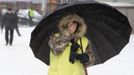 A man stands under an umbrella during a snowfall, with the air temperature at about minus 9 degrees Celsius (15.8 degrees Fahrenheit), in central Moscow, March 13, 2013. REUTERS/Sergei Karpukhin (RUSSIA - Tags: ENVIRONMENT) Published: Bře. 13, 2013, 8:43 dop.