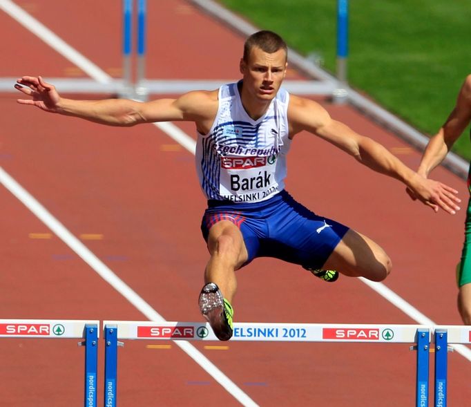 Václav Barák běží 400 metrů překážek na Mistrovství Evropy v atletice 2012 v Helsinkách.