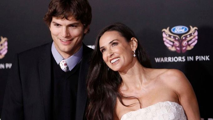 V roce 2003 si Demi za Bruce našla náhradu. Začala chodit s o patnáct let mladším Ashtonem Kutcherem. Vzali se v roce 2005.